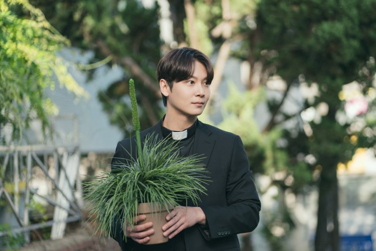 ‘DNA 러버’ 이철우, 온화한 성품 지닌 사제 ‘안드레아’ 역으로 변신!