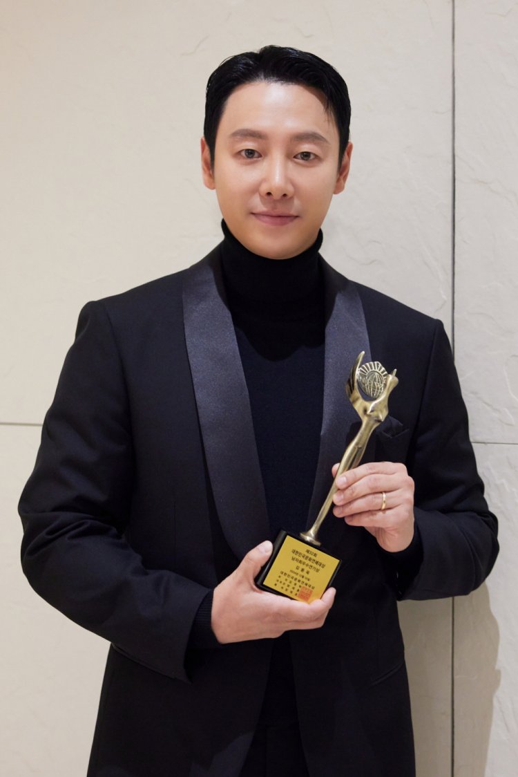 배우 김동욱, ‘제32회 대한민국 문화연예대상’ 최우수연기상 수상